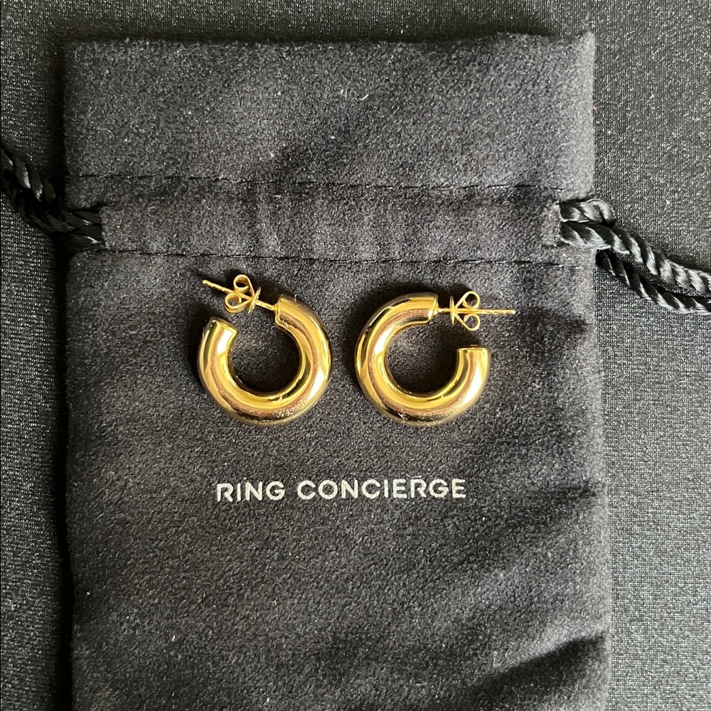 Ring Concierge Wide gold hoops
14K Yellow Gold